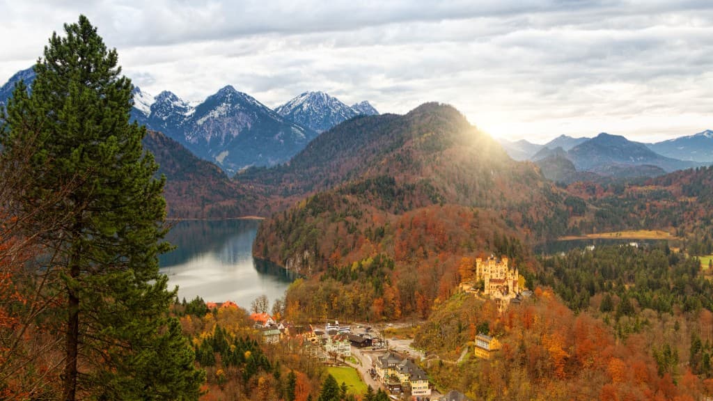 Süddeutsche Berglandschaft mit See